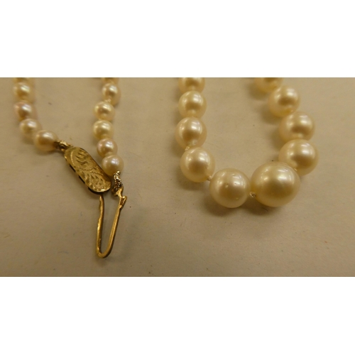 319 - A graduated pearl necklace, on a yellow metal clasp  stamped 9ct