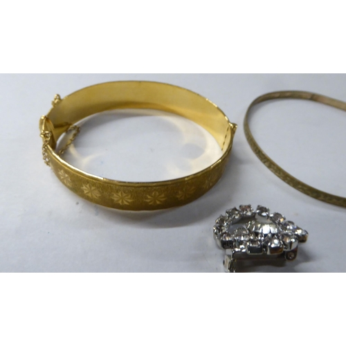 64 - Jewellery and watches: to include a yellow metal necklace