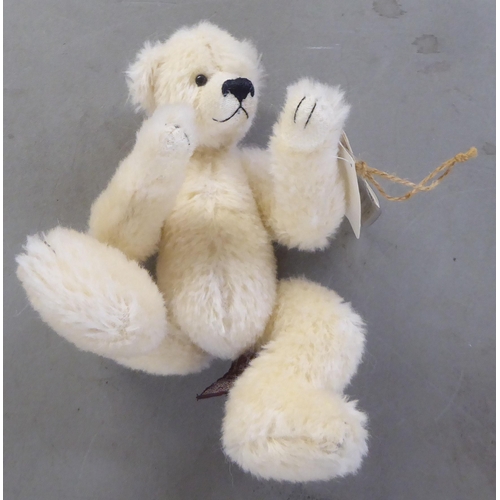 8 - Teddy bears: to include a Russ Bancroft Limited Edition 4863/10,000  8