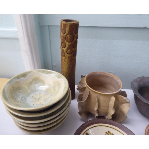 89 - Studio pottery, decorative items and tableware