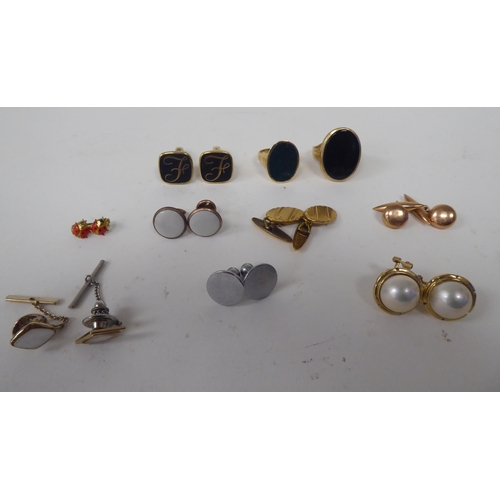 268 - Items of personal ornament: to include 9ct gold tablet and chain cufflinks and a 9ct gold signet rin... 