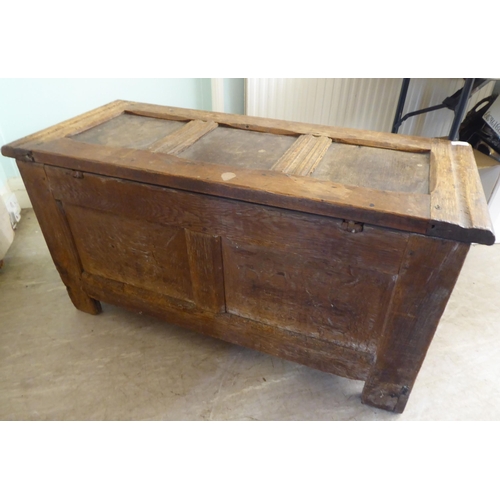 28 - An early 18thC oak coffer with straight sides and a hinged lid, on block feet  22