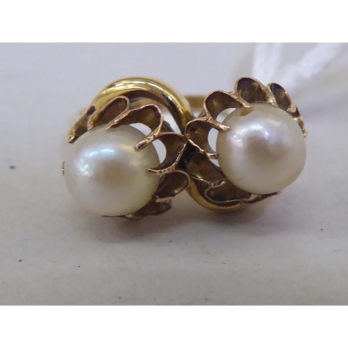 342 - An 18ct gold crossover ring, set with two pearls 