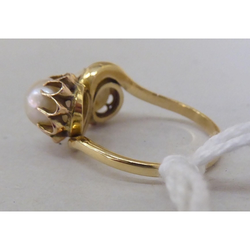 342 - An 18ct gold crossover ring, set with two pearls 