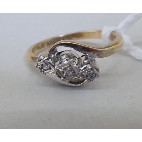 343 - A 9ct gold three stone diamond ring 