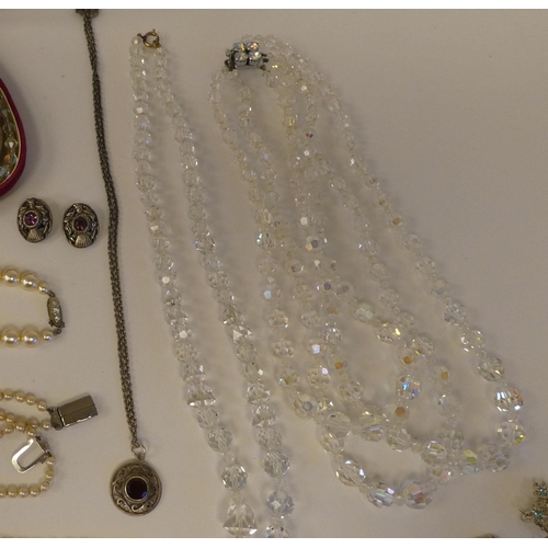 5 - Costume jewellery and items of personal ornament: to include a simulated graduated pearl necklace