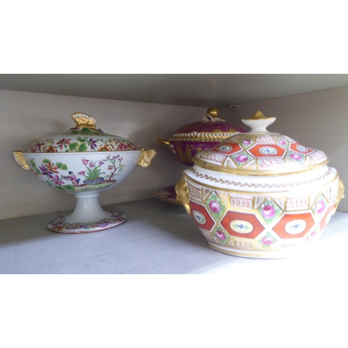 146 - 19thC variously decorated Spode china sauceboats and similar vessels