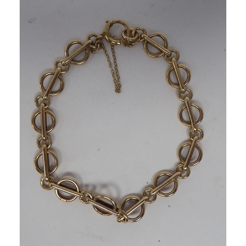 178 - A 9ct gold ring link bracelet, on a ring bolt clasp and safety chain