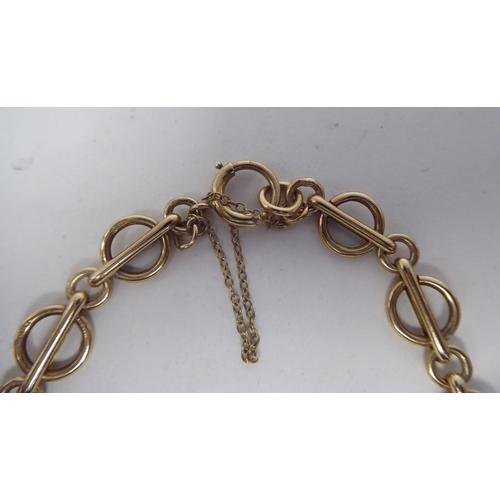 178 - A 9ct gold ring link bracelet, on a ring bolt clasp and safety chain