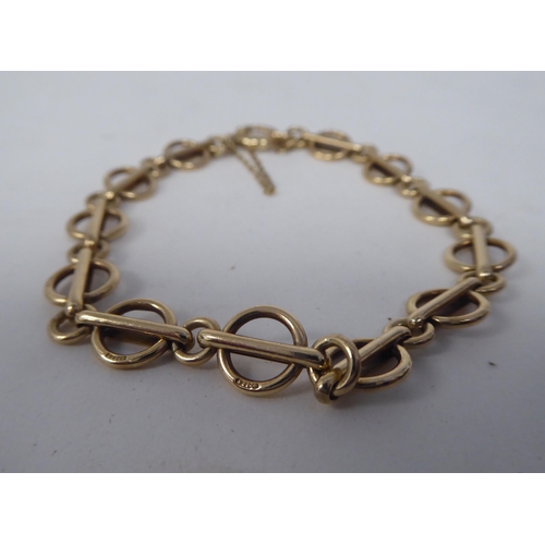 178 - A 9ct gold ring link bracelet, on a ring bolt clasp and safety chain