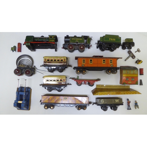 260 - Hornby 0 gauge tinplate clockwork model railway accessories: to include a 0-4-0 locomotive and tende... 