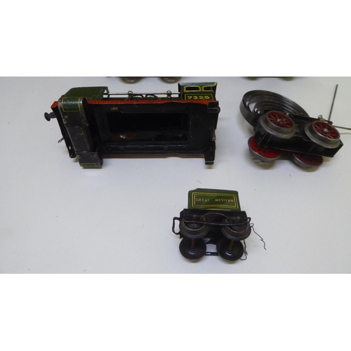 260 - Hornby 0 gauge tinplate clockwork model railway accessories: to include a 0-4-0 locomotive and tende... 