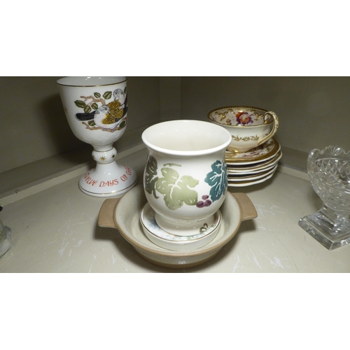 289 - Ceramics and glassware: to include a Royal Doulton china Christmas goblet, issued 2nd Day 1981  6