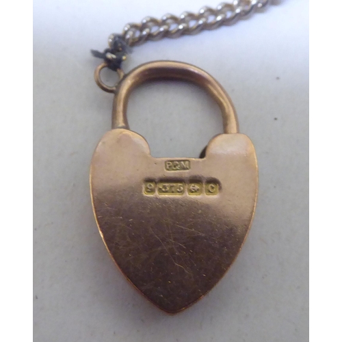 295 - A 9ct gold bracelet with a heart shaped padlock clasp 