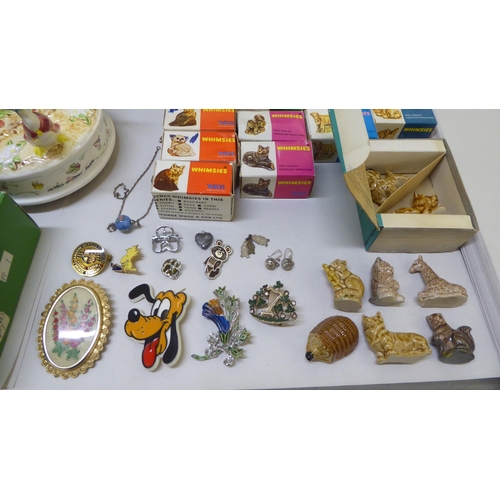 307 - A mixed lot: to include Beswick chia novelty pig ornaments  approx. 5