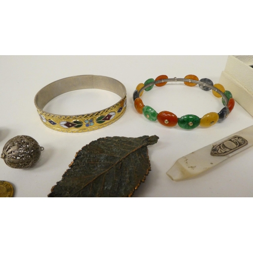84 - Items of personal ornament: to include amber coloured loose stones; and bangles