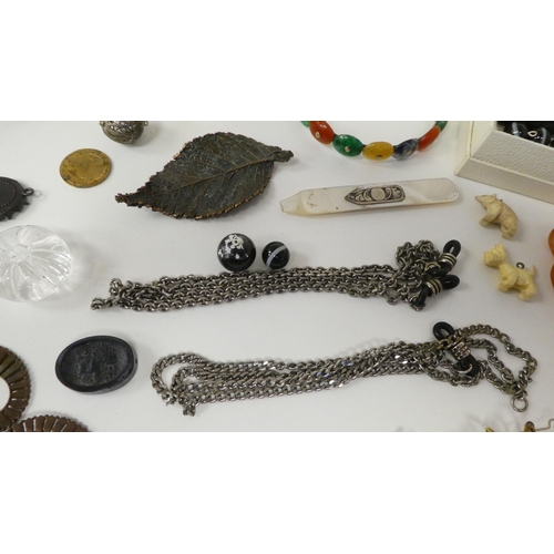 84 - Items of personal ornament: to include amber coloured loose stones; and bangles