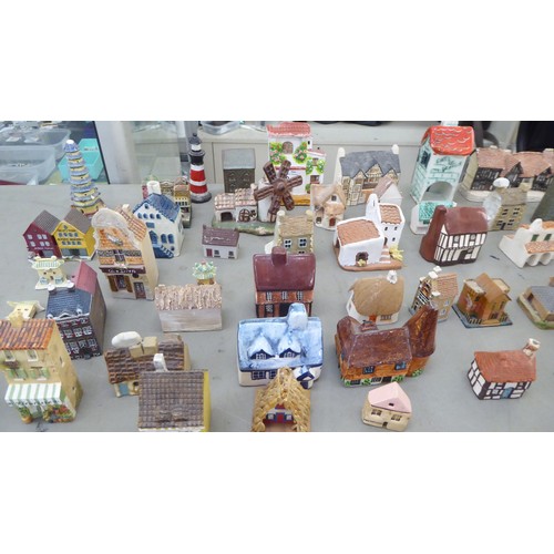 19 - A mixed lot: to include a Heritage Houses pottery house  3