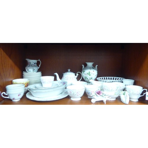 147 - Mainly 19thC Spode china ware: to include a spill vase; soap dish and a pair of plates, decorated in... 