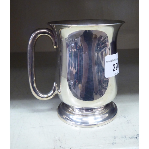 226 - A silver half-pint tankard, on a pedestal foot  Birmingham 1943