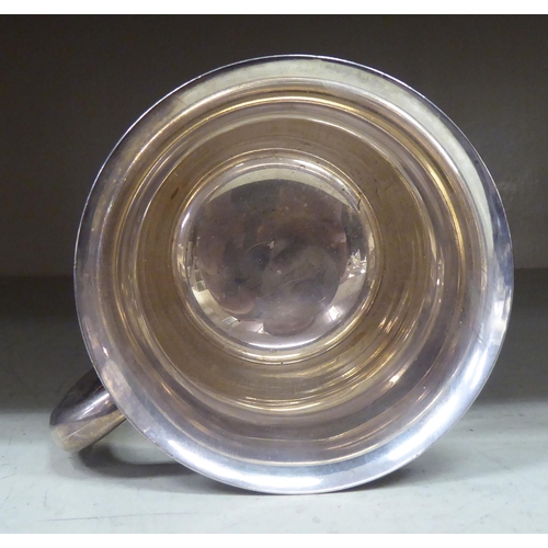 226 - A silver half-pint tankard, on a pedestal foot  Birmingham 1943