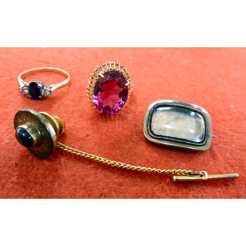 233 - Jewellery: to include a yellow metal ring, set with diamonds and a sapphire