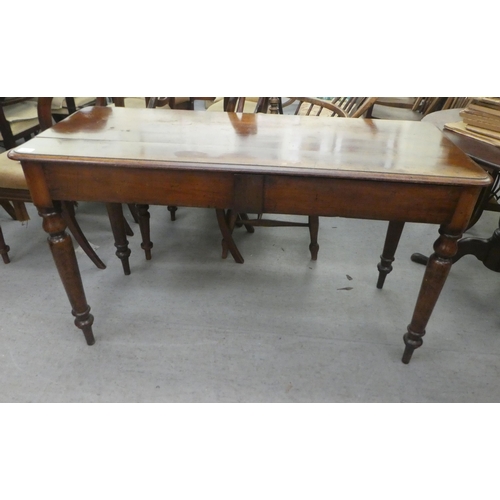 368 - A late 19thC mahogany two drawer side table, raised on turned legs  29