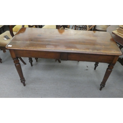 368 - A late 19thC mahogany two drawer side table, raised on turned legs  29