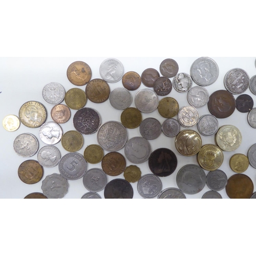 137 - Uncollated British and foreign coins and banknotes: to include pre-Euro currency