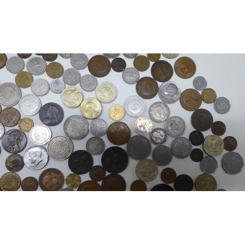 137 - Uncollated British and foreign coins and banknotes: to include pre-Euro currency