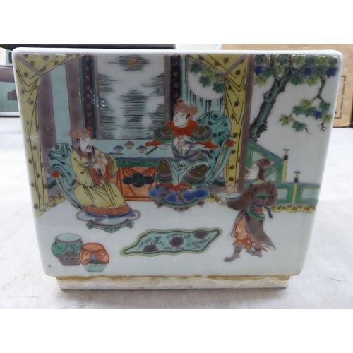 163 - A 19thC Chinese porcelain box design planter, decorated with birds and flora  7