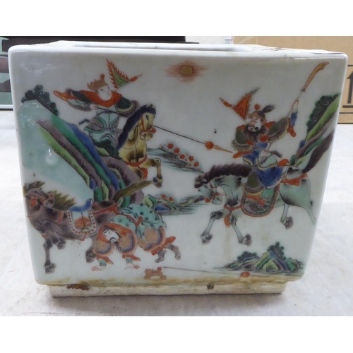 163 - A 19thC Chinese porcelain box design planter, decorated with birds and flora  7