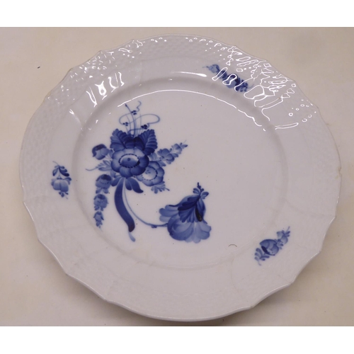 183 - Ceramics and glassware: to include a Copenhagen porcelain plate  8