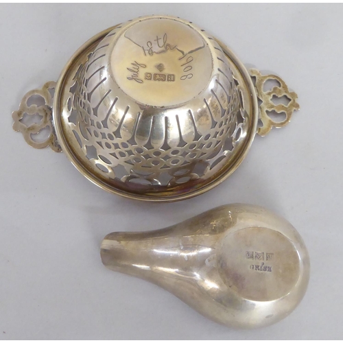 184 - Silver and white metal collectables: to include two Christening egg cups and spoons  boxed  mixed ma... 