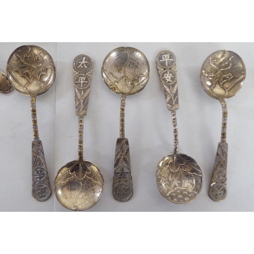 184 - Silver and white metal collectables: to include two Christening egg cups and spoons  boxed  mixed ma... 