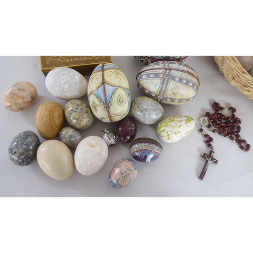 189 - A mixed lot: to include hardstone and other eggs 