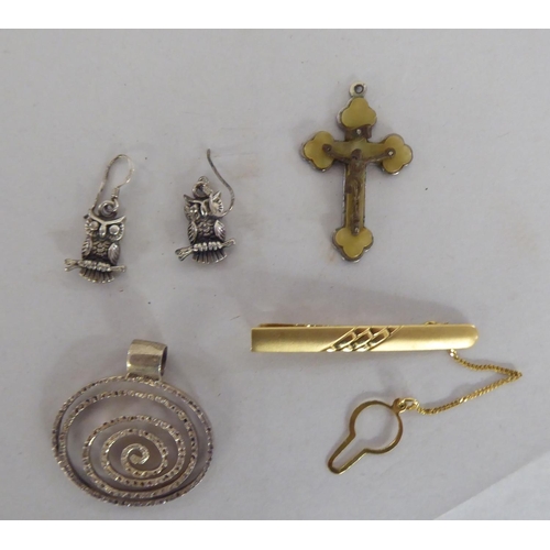 262 - Items of personal ornament: to include a tie clip  stamped 9k