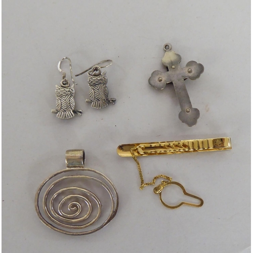 262 - Items of personal ornament: to include a tie clip  stamped 9k