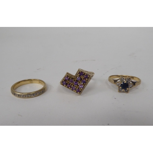 306 - Three 9ct gold rings, one with purple stones, fashioned as a heart