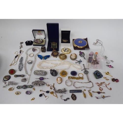 307 - Costume jewellery: to include necklaces and brooches 