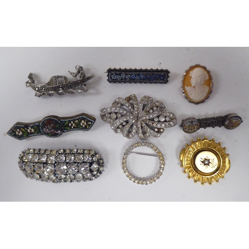 307 - Costume jewellery: to include necklaces and brooches 