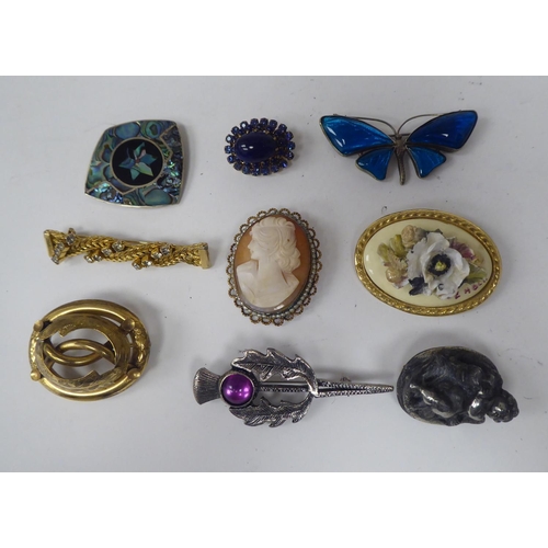 307 - Costume jewellery: to include necklaces and brooches 