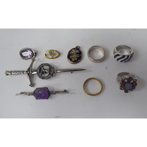 307 - Costume jewellery: to include necklaces and brooches 