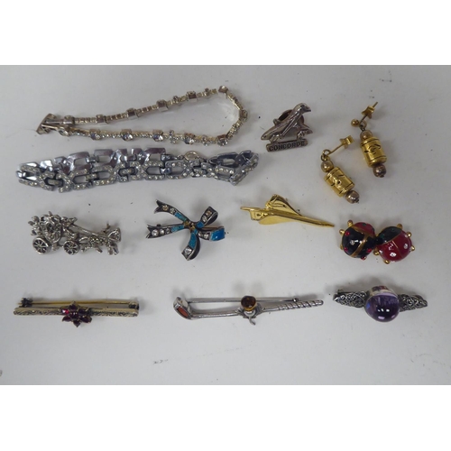 307 - Costume jewellery: to include necklaces and brooches 