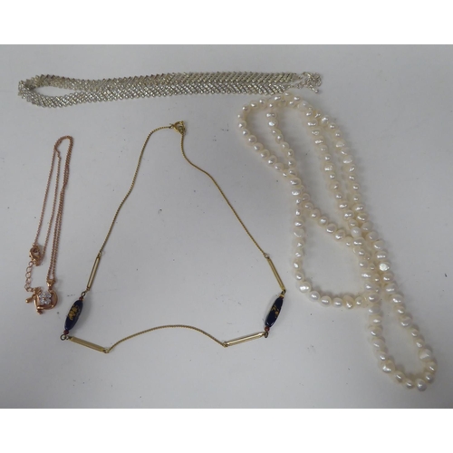 307 - Costume jewellery: to include necklaces and brooches 