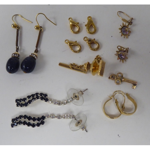 307 - Costume jewellery: to include necklaces and brooches 