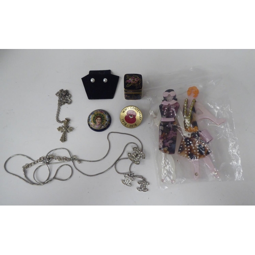 307 - Costume jewellery: to include necklaces and brooches 