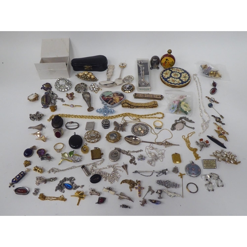 308 - Costume jewellery: to include rings and cameo brooches 