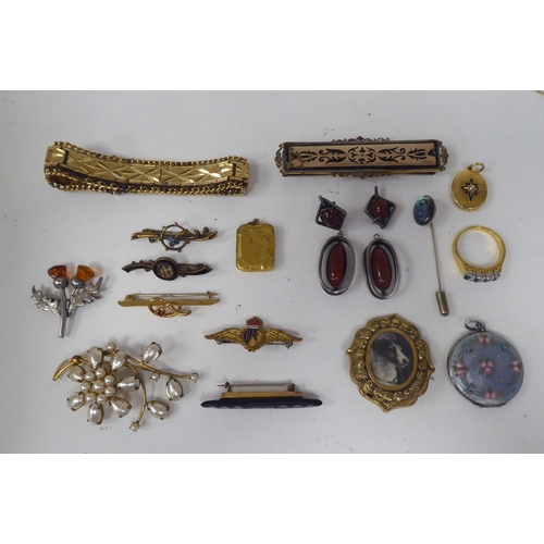 308 - Costume jewellery: to include rings and cameo brooches 