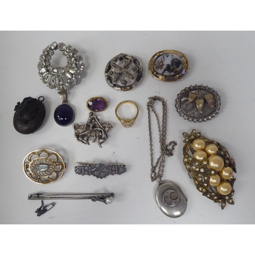 308 - Costume jewellery: to include rings and cameo brooches 